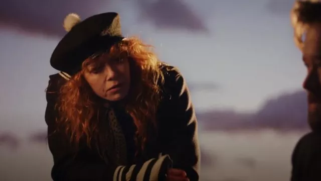 Vintage americano de EE.UU. usado por Charlie Cale (Natasha Lyonne) como se ve en Poker Face (S02E11)