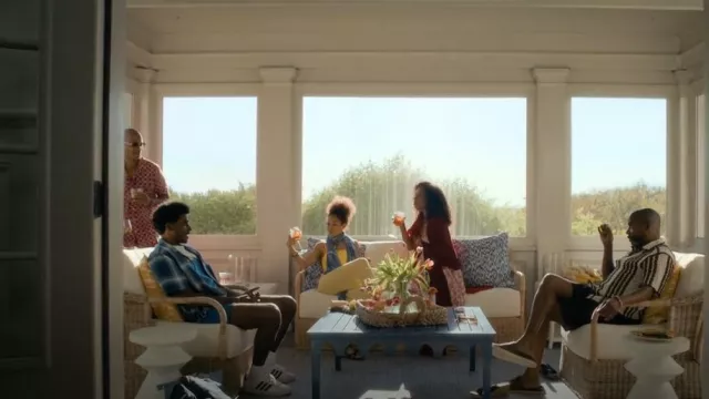 Adidas Grand Court Shoes 2.0 portée par Justin Edwards (Michael Cooper Jr.) comme on le voit dans FOREVER (S01E05)