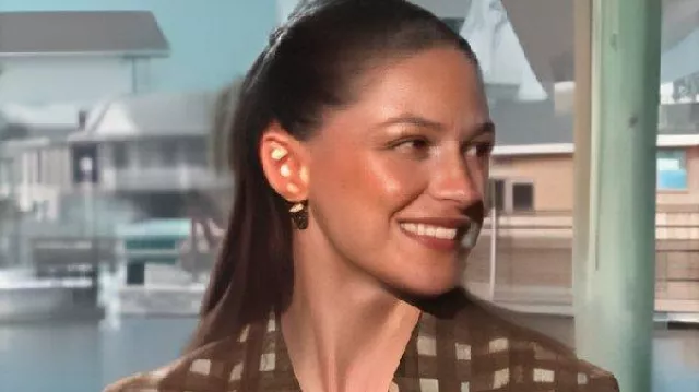 Viaje de prensa The Waterfront Melissa Benoist Chaqueta corta de Bree Buckley (Melissa Benoist) en The Waterfront (S01E05)