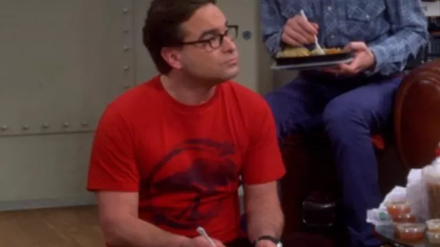 T-shirt rouge arbre recyclé porté par Leonard Hofstadter (Johnny Galecki) dans The Big Bang Theory (S08E11)