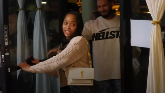 Saint Laurent Sunset Medium Shoulder Bag en cuir lisse porté par Nikki Hall tel qu’on le voit dans Jersey Shore : Family Vacation (S08E08)