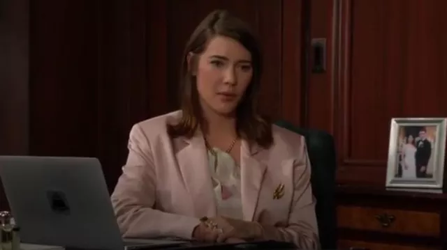 Chaqueta de satén de Kenneth Cole usada por Steffy Forrester (Jacqueline MacInnes Wood) como se ve en The Bold and the Beautiful el 17 de julio de 2025