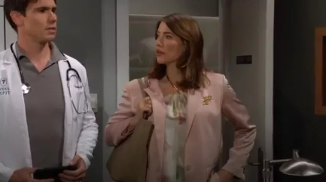 Bolso de mano mediano Michael Kors Jet Set usado por Steffy Forrester (Jacqueline MacInnes Wood) como se ve en The Bold and the Beautiful el 17 de julio de 2025