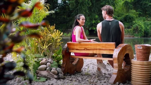 Baskets Hoka One Clifton 9 portées par Jill Chin comme on le voit dans Bachelor in Paradise (S10E03)
