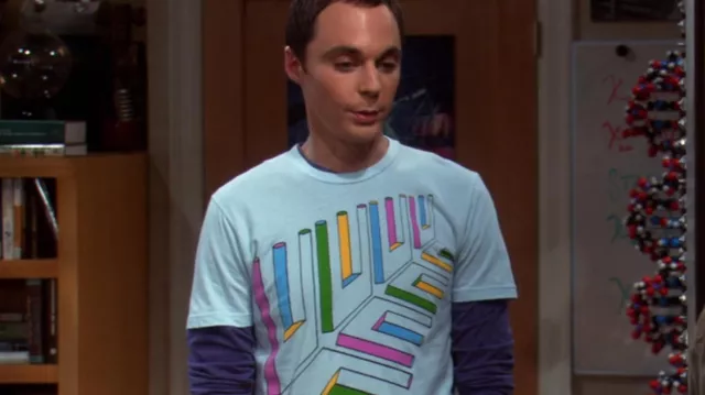 Colorida camiseta Tritent de Impossible Figures usada por Sheldon Cooper (Jim Parsons) en The Big Bang Theory (T02E10)