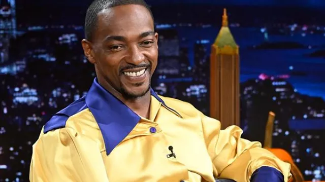 Camiseta de Gordon Gartrell de Anthony Mackie en The Tonight Show