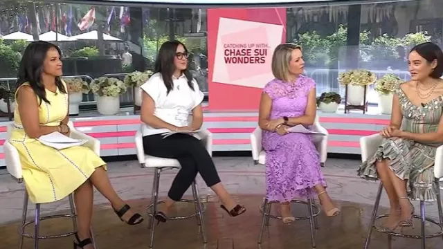 Sandale en daim Manolo Blahnik Khan portée par Laura Jarrett comme on le voit dans Today le 21 juillet 2025