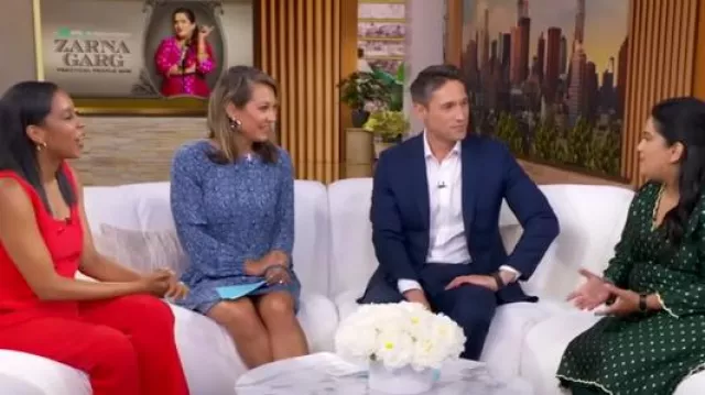 Robe plissée à motifs Maje portée par Ginger Zee telle que vue dans Good Morning America le 18 juillet 2025