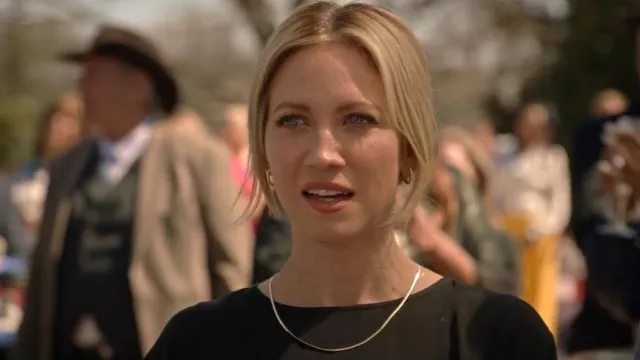 Gorjana Venice Mini Collar usado por Sophie O'Neill (Brittany Snow) como se ve en The Hunting Wives (T01E01)