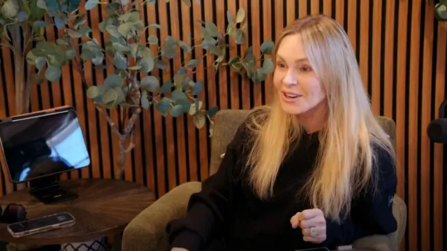 Sudadera con capucha Alo Muse usada por Tamra Judge como se ve en The Real Housewives of Orange County (T19E02)