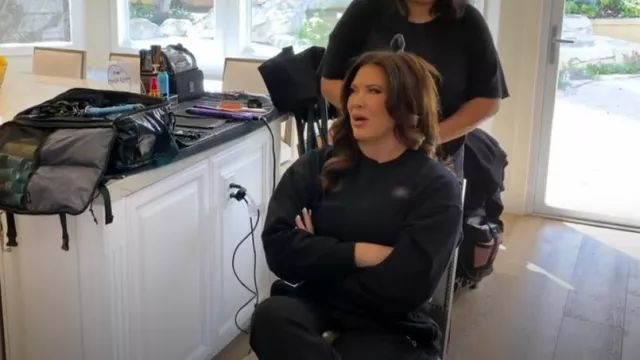 Alo Recortado Accolade Crewneck usado por Emily Simpson como se ve en The Real Housewives of Orange County (S19E02)