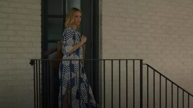 Maeve The Soren Robe chemise à manches longues portée par Sophie O’Neill (Brittany Snow) comme on le voit dans The Hunting Wives (S01E01)
