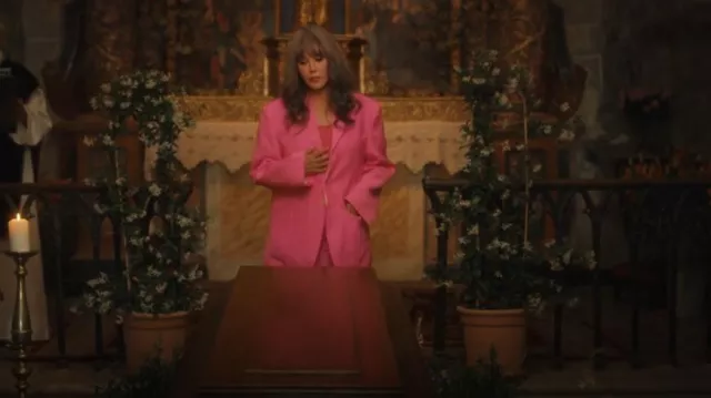 Blazer masculino rosa neón de Zara usado por Béatrice Lasserre (Isabelle Adjani) como se ve en Bajo un sol oscuro (S01E01)