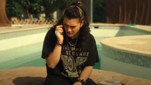 H&M Oversized printed T-shirt worn by Alba (Ava Baya) as seen in Under a Dark Sun (S01E02)
