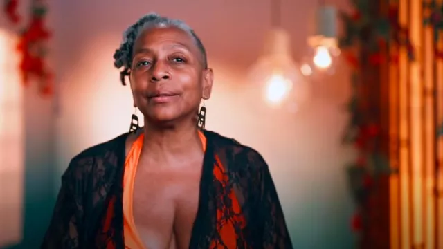 Mini Pendientes de Silla Plegable Genéricos en Negro usados por Natascha Hardee como se ve en Bachelor in Paradise (S10E04)