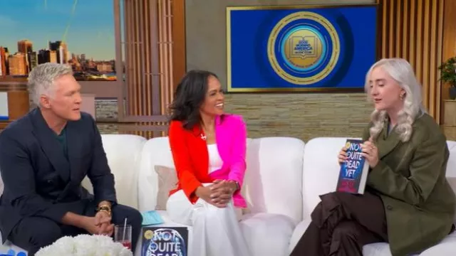 El blazer de gamuza sintética de Frankie Shop Merida usado por Holly Jackson como se ve en Good Morning America el 22 de julio de 2025