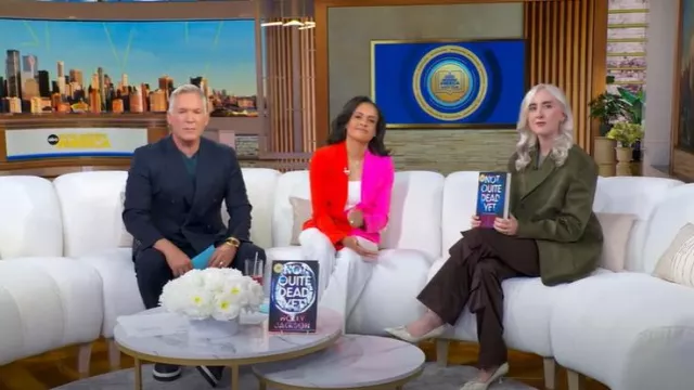 Zapatos de tacón Jimmy Choo Scarlett en blanco roto usados por Holly Jackson como se ve en Good Morning America el 22 de julio de 2025