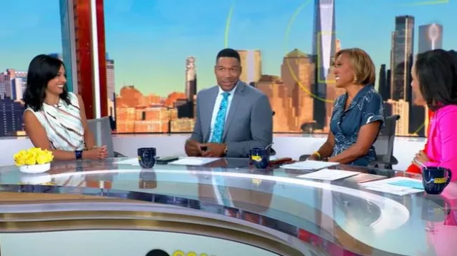 Vestido sin mangas de rayas diagonales de A.L.C. Delia usado por Tara Narula como se ve en Good Morning America el 22 de julio de 2025