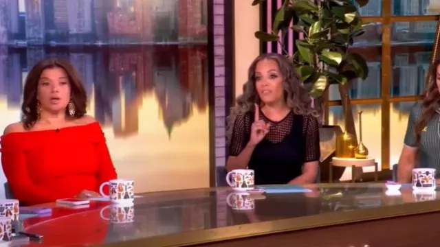Haut à épaules dénudées en tricot extensible Reformation Florentina porté par Ana Navarro, comme on le voit dans The View le 7 juillet 2025