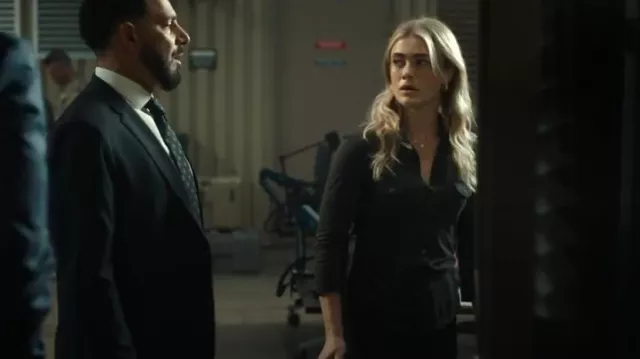 Chemise à panneaux contrastés James Perse portée par Rebecca 'Bex' Henderson (Melissa Roxburgh) comme on le voit dans The Hunting Party (S01E03)
