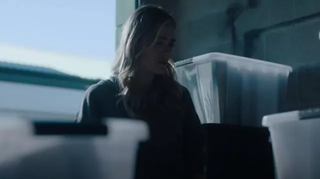 Sudadera con capucha estampada de gran tamaño H&M usada por Rebecca 'Bex' Henderson (Melissa Roxburgh) como se ve en The Hunting Party (S01E04)