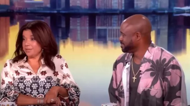 Camisa abotonada de seda floral Dries van Noten Cass usada por Wayne Brady como se ve en The View el 11 de julio de 2025