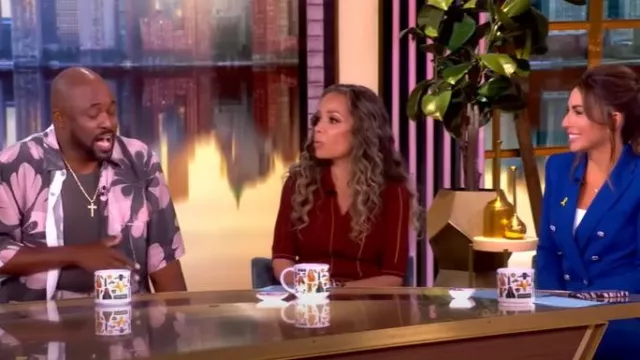 Gabriela Hearst Calypso acanalado a rayas de lana merino vestido midi usado por Sunny Hostin como se ve en The View el 11 de julio de 2025