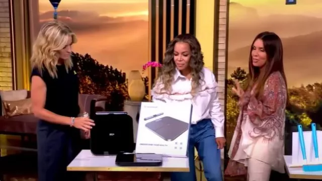 Haut à col noué Zimmermann Rhiannon Paisley porté par Gretta Monahan, comme on le voit dans The View le 14 juillet 2025