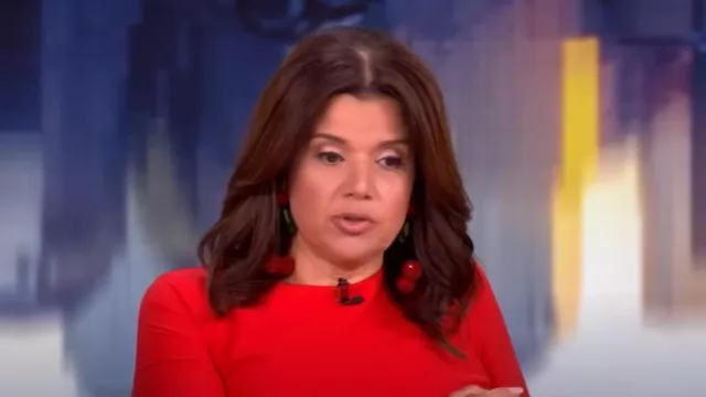 Boucles d’oreilles Deepa Gurnani Cherry portées par Ana Navarro comme on le voit dans The View le 18 juillet 2025