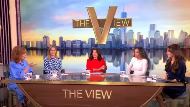 Pantalon Cinq à Sept Marlease porté par Joy Behar tel que vu dans The View le 18 juillet 2025