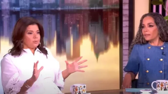 Kobi Halperin Monty Robe mi-longue en popeline de coton à nouer portée par Ana Navarro vue dans The View le 21 juillet 2025