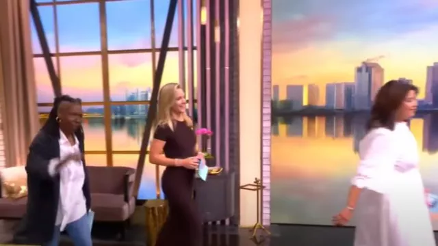 Falda Ronny Kobo Marlo usada por Sara Haines como se ve en The View el 21 de julio de 2025