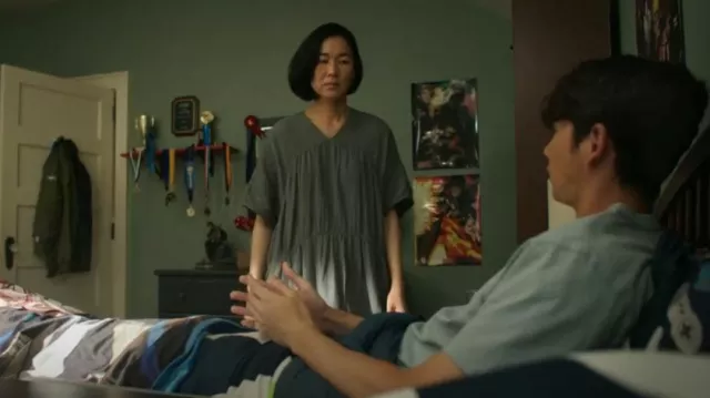 Atelier Delphine Lihue Robe Vert Chasseur portée par Laurel Park (Jackie Chung) comme on le voit dans L’été où je suis devenue jolie (S03E03)