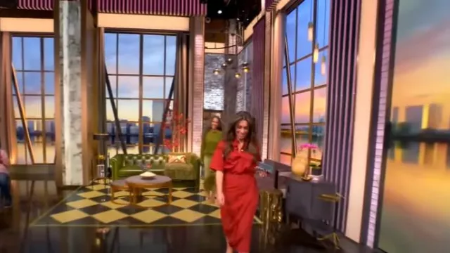 Jupe portefeuille droite Vince portée par Alyssa Farah Griffin telle que vue dans The View le 22 juillet 2025