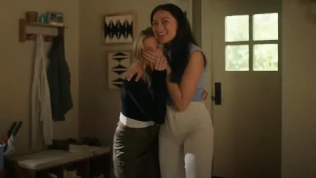 Rolla's Buttercream Stretch Denim Sailor Jean Ankle Length usado por Isabel 'Belly' Conklin (Lola Tung) como se ve en The Summer I Turned Pretty (S03E03)
