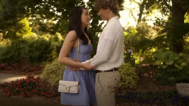 Bolso de hombro de cuero granulado Coach Tabby 26 usado por Isabel 'Belly' Conklin (Lola Tung) como se ve en El verano que me volví bonita (S03E03)