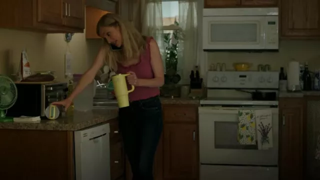 Jeans Mother The Weekender Fray en Chip en mi Shuolder usados por Lucinda Jewel (Kristen Connolly) como se ve en The Summer I Turned Pretty (S03E03)