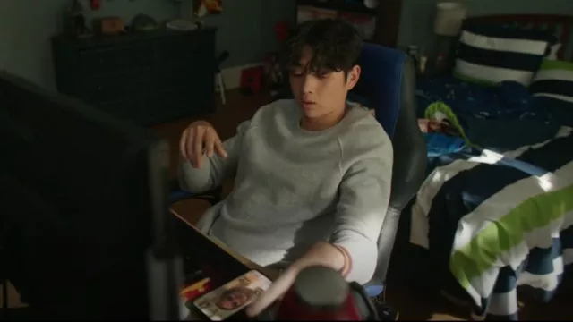 Sudadera de manga larga Paul Smith usada por Steven Conklin (Sean Kaufman) como se ve en The Summer I Turned Pretty (S03E03)