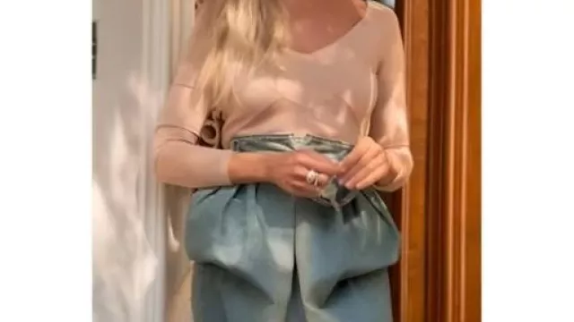 Y así como esa falda midi de mezclilla S03 Sarah Jessica Parker de Carrie Bradshaw (Sarah Jessica Parker) en Y así...