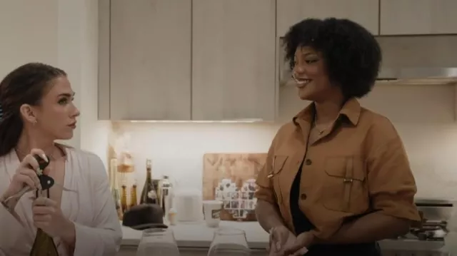 Camisa de utilidad corta Max Mara Agiate usada por Riley Burruss como se ve en Next Gen NYC (S01E08)