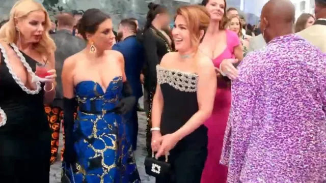 Roger Vivier Bolso de mano de satén adornado con cristales de flores usado por Stephanie Shojaee como se ve en The Real Housewives of Miami (S07E07)
