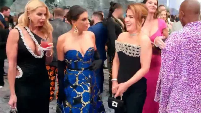 Vestido de jacquard metálico sin tirantes de Milly Roxy usado por Adriana de Moura como se ve en The Real Housewives of Miami (S07E07)