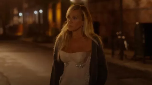 Simone Rocha Corsé corto con cordones con tul adornado usado por Carrie Bradshaw (Sarah Jessica Parker) como se ve en And Just Like That... (S03E09)