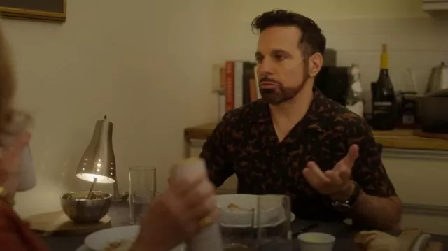 Camisa de manga corta con botones de tortuga Theory Irving usada por Anthony Marentino (Mario Cantone) como se ve en And Just Like That... (S03E09)