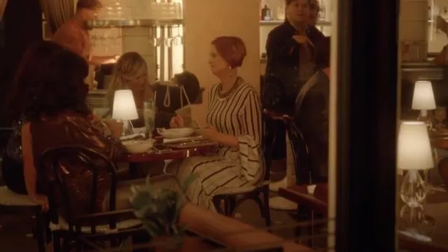 Vestido largo a rayas con detalle de lúrex de Stella McCartney usado por Miranda Hobbes (Cynthia Nixon) como se ve en And Just Like That... (S03E09)