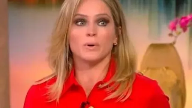 The View 2025 Sara Haines Veste chemise rouge de Sara Haines dans The View