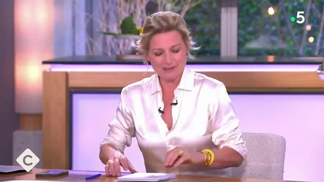 Camisa de seda blanca de Anne-Élisabeth Lemoine en C à Vous