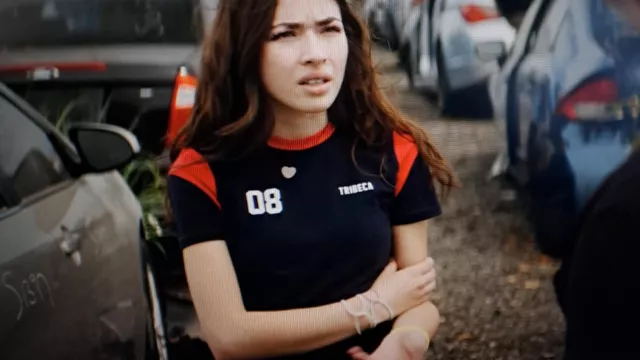T-shirt worn by Caitlyn Torres (Melissa Collazo) in Motorheads (S01E09)