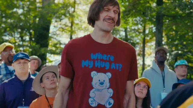 Où en est mon câlin ? T-shirt ours en peluche avec cœur porté par (Boban Marjanović) dans Happy Gilmore 2
