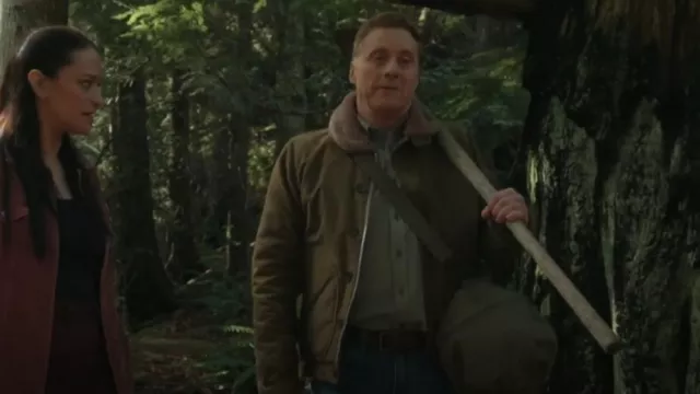 Chaqueta de cubierta Iron Heart IHM-35-ODG Whipcord N1 en verde oliva Drab usada por Harry Vanderspeigle (Alan Tudyk) como se ve en Resident Alien (S04E06)